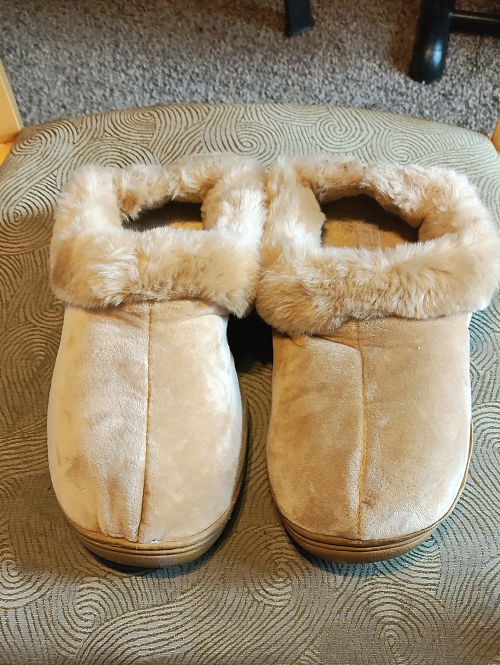 Dearfoams Cozy Faux-Fur Lined Women's Slippers - Beige